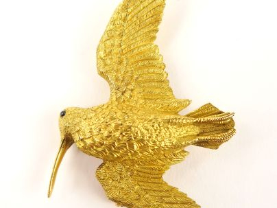 HERMES. Broche en or figurant une bécasse en vol, œil en cabochon de s
