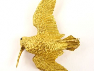 Vente aux enchères HERMES. Broche en or figurant une bécasse en vol, œil en cabochon de s