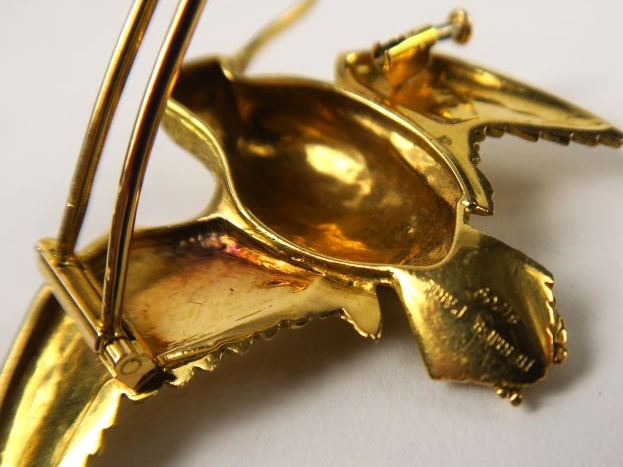 HERMES. Broche en or figurant une bécasse en vol, œil en cabochon de s