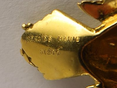 HERMES. Broche en or figurant une bécasse en vol, œil en cabochon de s