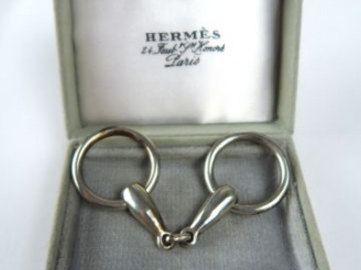 Vente aux enchères HERMES. Porte clé en argent en forme de mors.