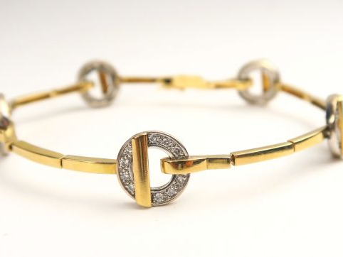 GUY LAROCHE. Bracelet en or deux tons, serti de roses. Poids tel : 14,