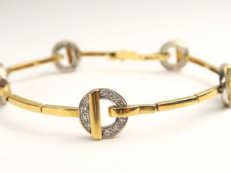 Vente aux enchères GUY LAROCHE. Bracelet en or deux tons, serti de roses. Poids tel : 14,