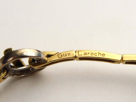 GUY LAROCHE. Bracelet en or deux tons, serti de roses. Poids tel : 14,
