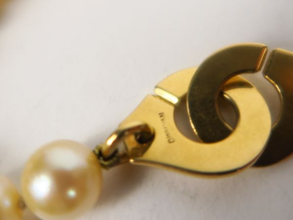 DINH VAN. Collier de perles menottes R12 or et perles d'Akoya ( 83 per