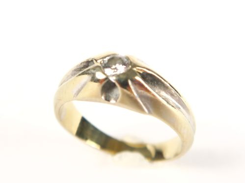 Bague en or blanc sertie d'un brillant. Poids tel : 3,67 g. TDD : 48