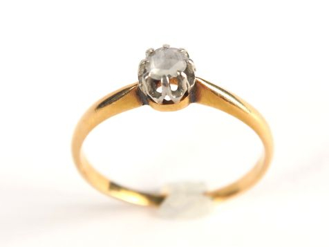 Solitaire, diamant taillé en roses. Monture en or. Poids tel : 2,4 g