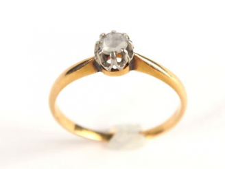 Vente aux enchères Solitaire, diamant taillé en roses. Monture en or. Poids tel : 2,4 g