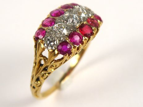 Bague ornée d'une ligne de diamants taille ancienne et de deux lignes 