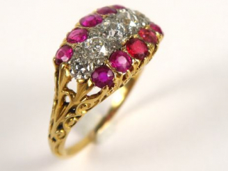 Vente aux enchères Bague ornée d'une ligne de diamants taille ancienne et de deux lignes 