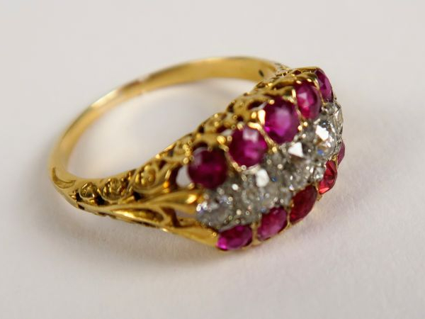 Bague ornée d'une ligne de diamants taille ancienne et de deux lignes 
