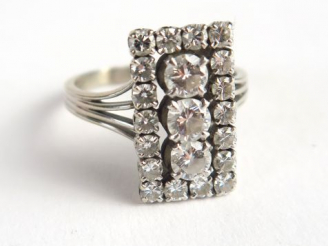 Vente aux enchères Bague de forme rectangulaire ornée de trois diamants taille moderne de