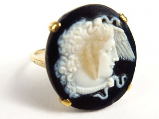 Vente aux enchères Bague ornée d'un camée ancien sur pierre dure, figurant le profil de M