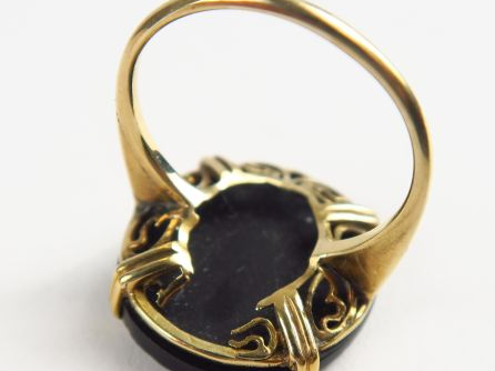 Bague ornée d'un camée ancien sur pierre dure, figurant le profil de M
