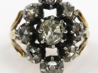 Bague sertie de diamants taillés en rose. Monture en or et argent. Poi