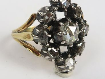 Bague sertie de diamants taillés en rose. Monture en or et argent. Poi
