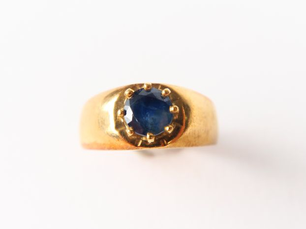 Bague en or 14 carats ornée d'un saphir. Poids tel : 4,7 g
