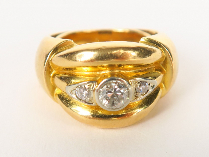 Bague en or jaune, diamant taille moderne serti clos, épaulé de deux p