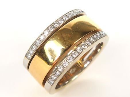 Bague jonc en or deux tons, deux lignes de diamants. Poids tel : 16,2 