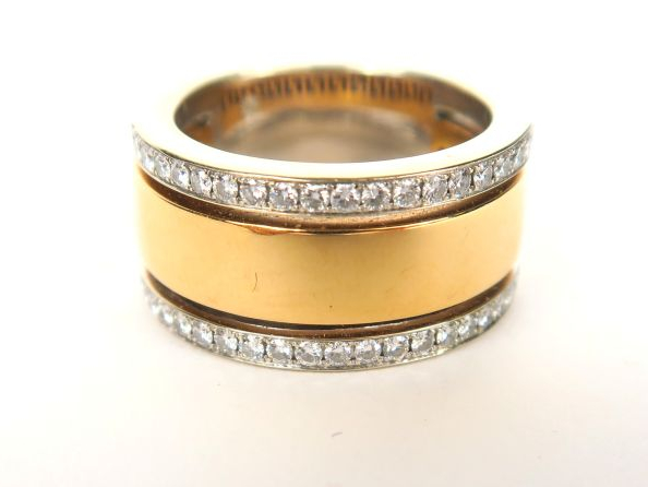 Bague jonc en or deux tons, deux lignes de diamants. Poids tel : 16,2 