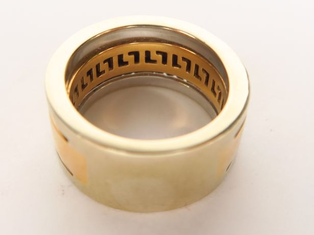 Bague jonc en or deux tons, deux lignes de diamants. Poids tel : 16,2 