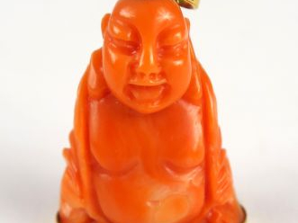 Pendentif en corail, monture en or 'Bouddha'. Poids tel : 11 g