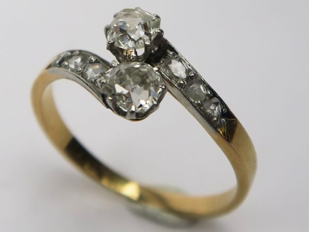 Bague en or ornée de deux diamants taille ancienne de 0,20 carats envi