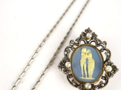Pendentif orné d'une plaque de porcelaine, belle monture en or et arge