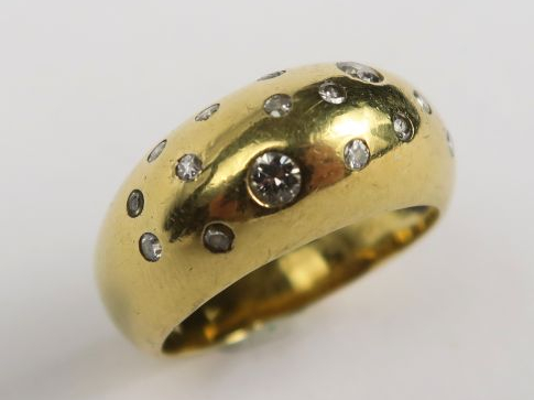 Bague dôme en or jaune, serties de diamants. (un petit remplacé par un