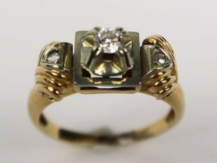 Bague en or, ornée d'un brillant et de deux roses. Poids tel : 3,3 g