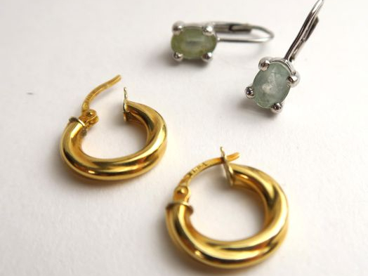 Deux paires de perce-oreilles : une paire de creoles torsadées en or (