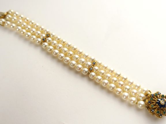 Bracelet trois rangs de perles de culture, beau fermoir en or 14 carat