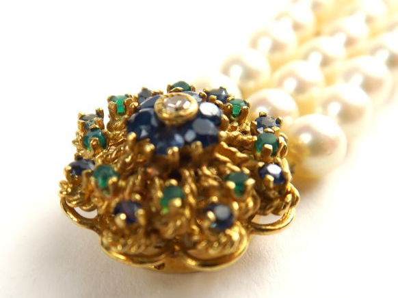 Bracelet trois rangs de perles de culture, beau fermoir en or 14 carat