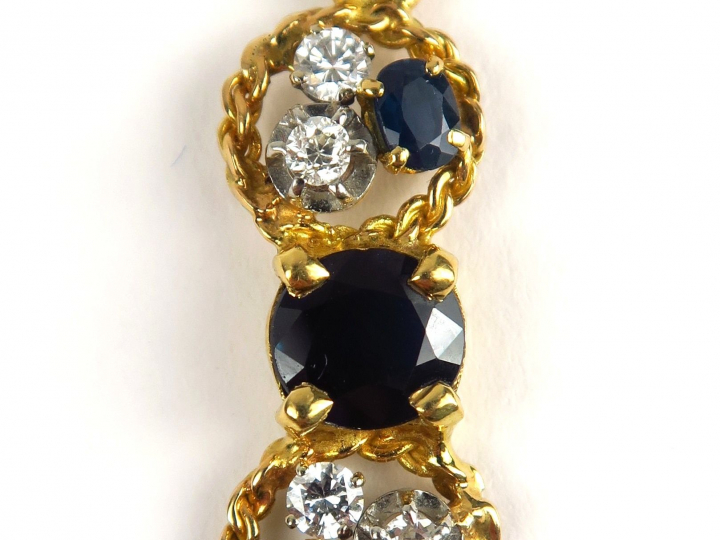 Pendentif en or orné de trois saphirs et quatre petits diamants. Poids