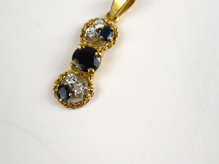 Pendentif en or orné de trois saphirs et quatre petits diamants. Poids