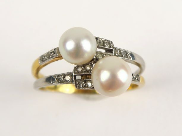 Bague en or et platine ornée de deux perles et de petites roses. Poids