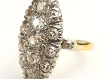 Bague marquise ornée de diamants taille ancienne. Monture en or. Poids