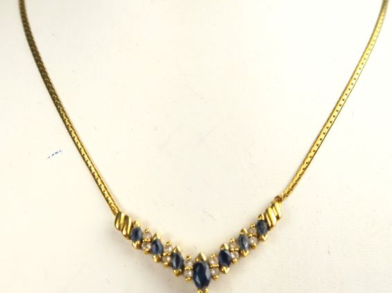 Collier en or , maille plate, saphirs de forme navette et petits diama