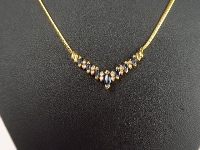 Collier en or , maille plate, saphirs de forme navette et petits diama