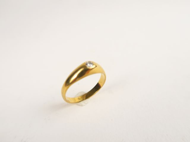 Bague jonc en or jaune ornée d'un brillant serti clos. Poids tel : 3,6