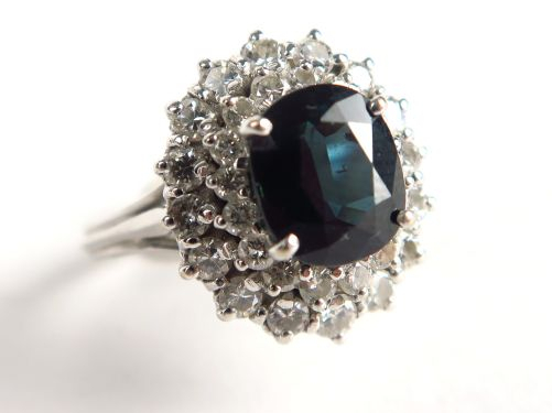 Bague en or blanc, orné d'un saphir dans un double entourage de brilla