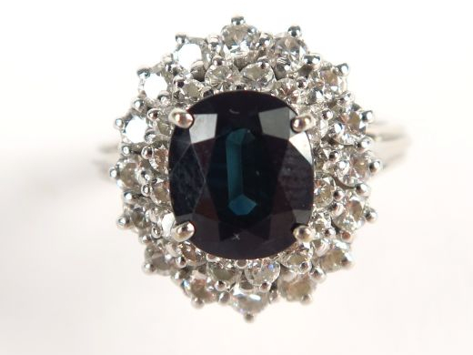 Bague en or blanc, orné d'un saphir dans un double entourage de brilla