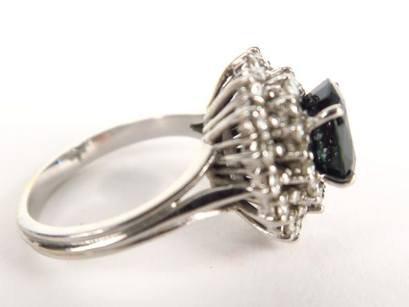 Bague en or blanc, orné d'un saphir dans un double entourage de brilla