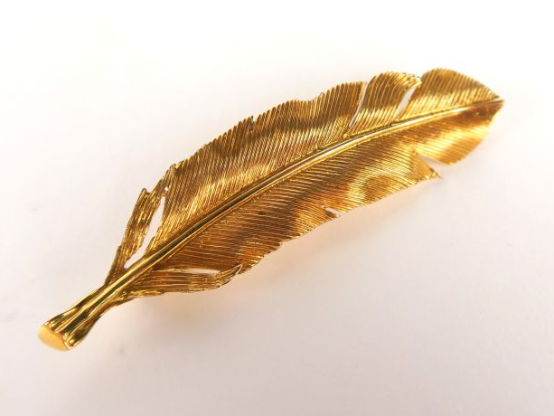 Broche en or en forme de plume. Poids : 5,8 g