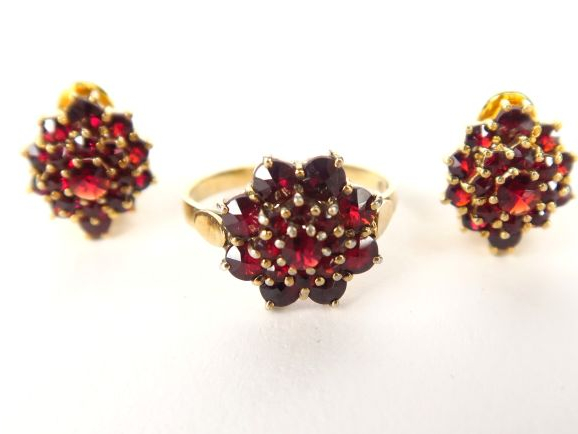 Bague et paire de clips d'oreilles assortis ornés de grenats, les mont