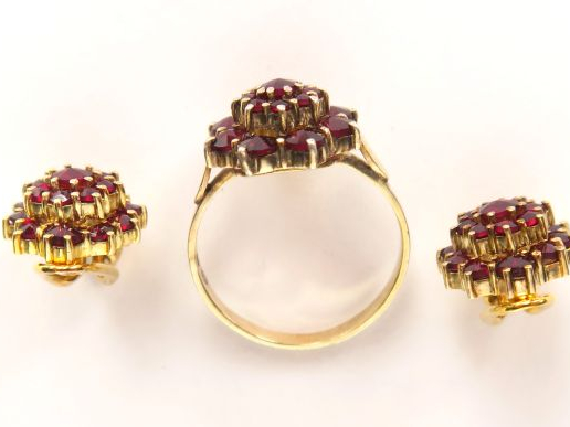 Bague et paire de clips d'oreilles assortis ornés de grenats, les mont
