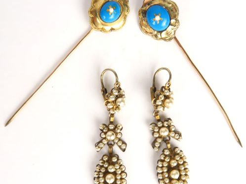 Paire de boucles d'oreilles trembleuses à décor de perles, on y joint 