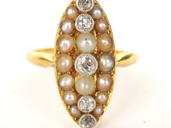 Bague marquise en or ornée de quatre diamants sertis clos, sur fond de