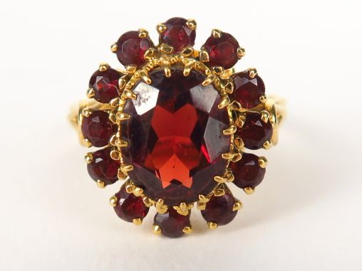 Bague marguerite en or jaune ornée de grenats. Poids tel : 5,43 g