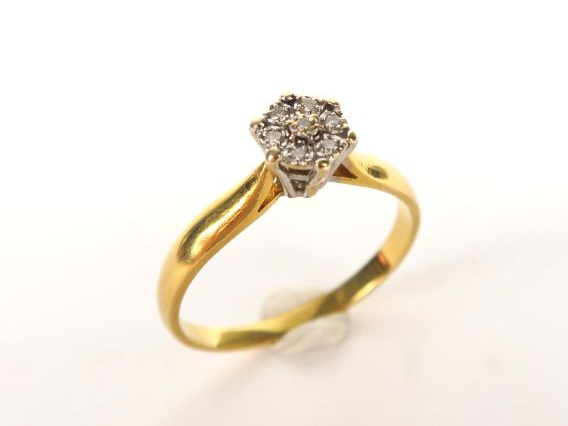Bague en or jaune, sertie de petites roses. Poids tel : 3 g